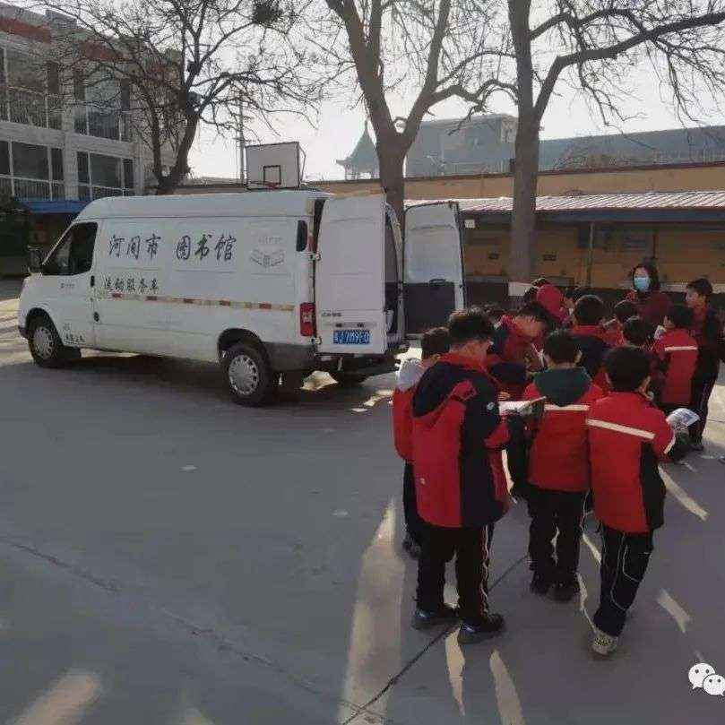 【我为群众办实事】图书馆流动服务车进校园系列活动之走进第一实验小学