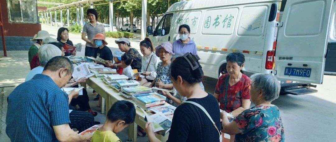 “跟着典籍游河北”河间市图书馆流动图书走进三厂南小区