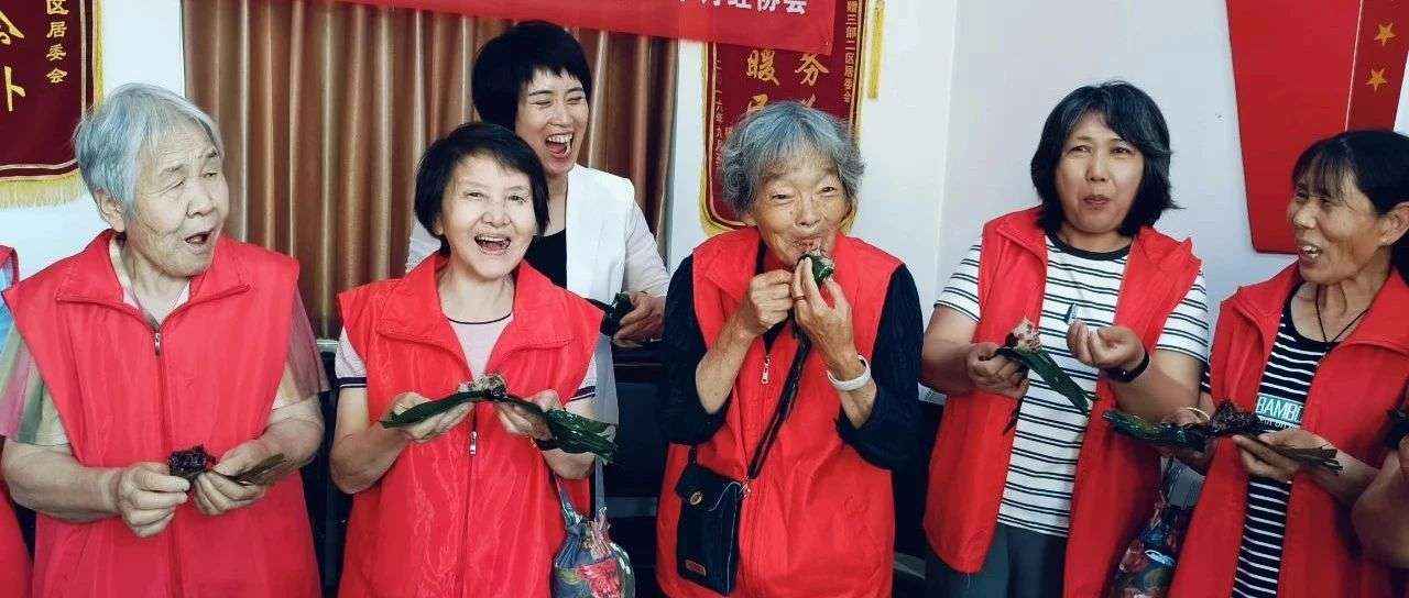 这个“端午”不一样——图书馆走进社区与读者包粽子、做荷包